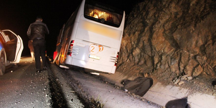 Yolcu Otobüsü Şarampole Düştü: 3 Yaralı