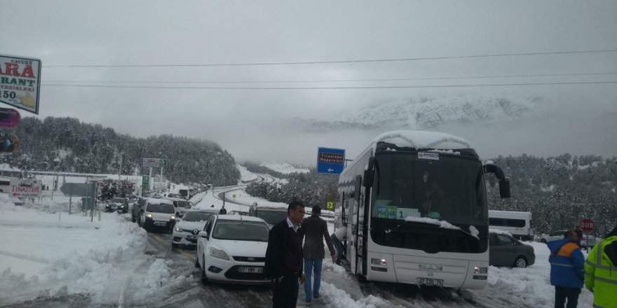Seydişehir-Antalya karayolu kardan ulaşıma kapandı 