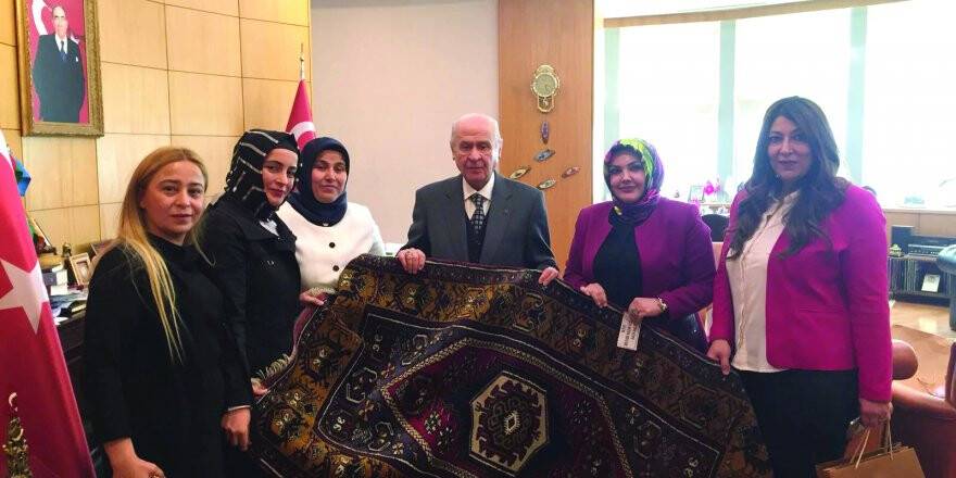 MHP KADIN KOLLARINDAN BAHÇELİ’YE ANLAMLI HEDİYE