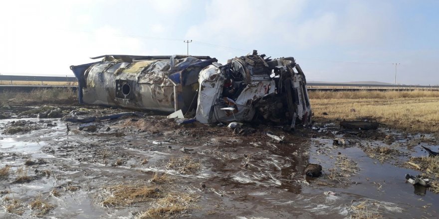 Konya'da glikoz yüklü tanker devrildi: 1 yaralı