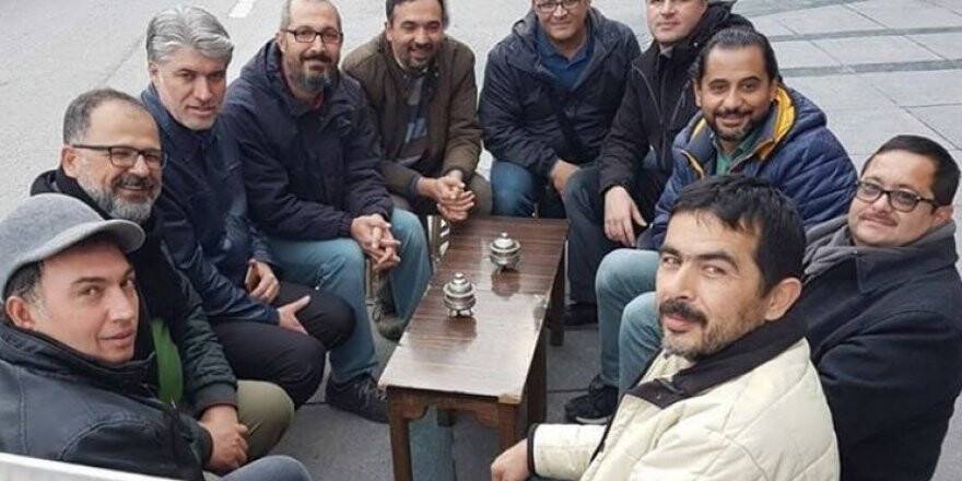 Ahmet Özeskici dostları ile çay sohbetinde