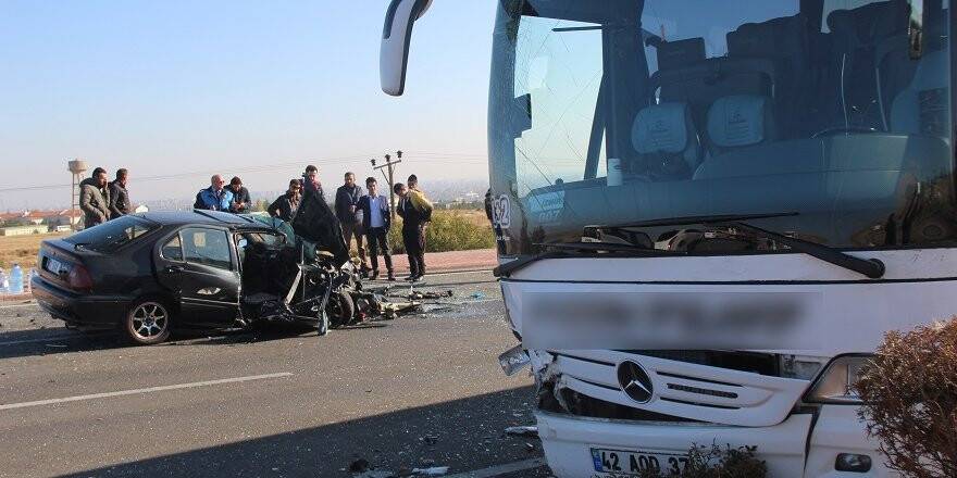 Yolcu otobüsü ile otomobil çarpıştı: 1'i ağır 2 yaralı