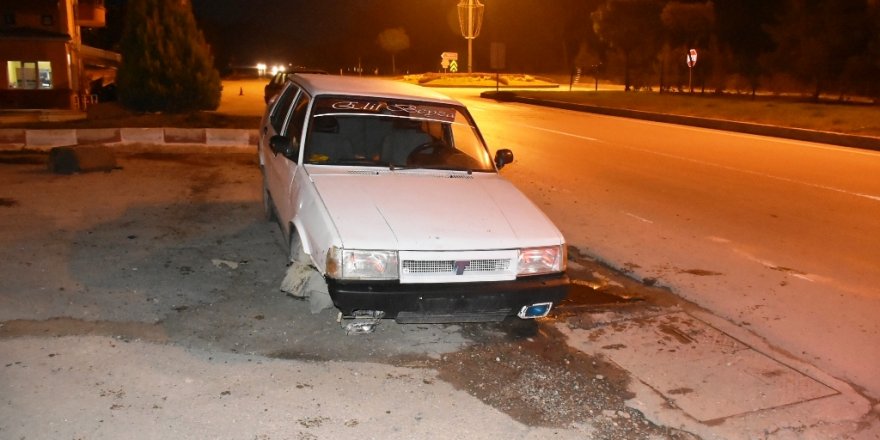 Sinop'ta Otomobil Bariyerlere Çarptı: 1'i Bebek 4 Yaralı