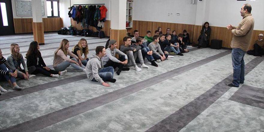 Hollandalı Öğrencilerden Camiye Ziyaret