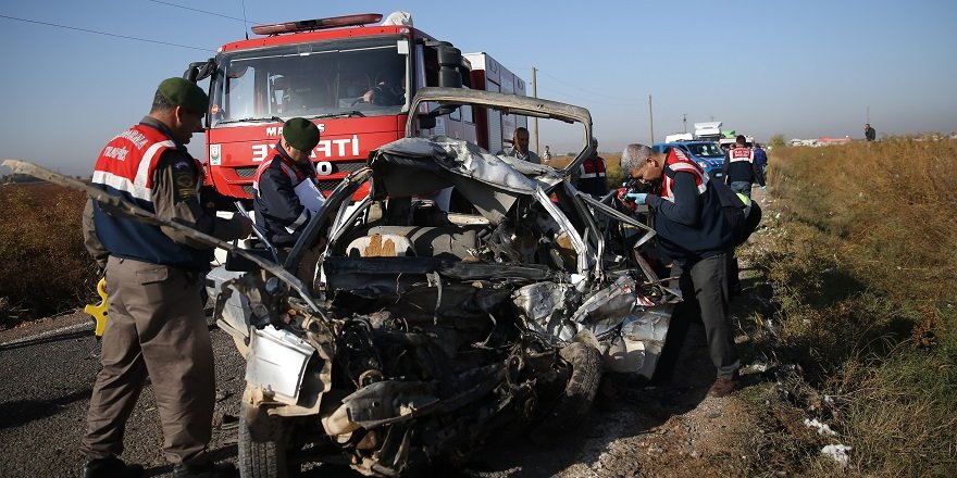 Şanlıurfa'da İşçi Servisiyle Otomobil Çarpıştı: 2 Ölü, 18 Yaralı