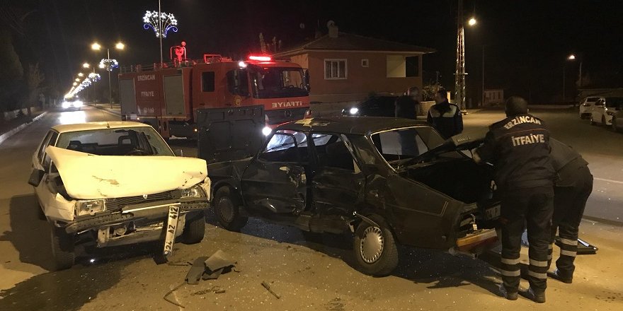 Erzincan'da Trafik Kazası: 4 Yaralı