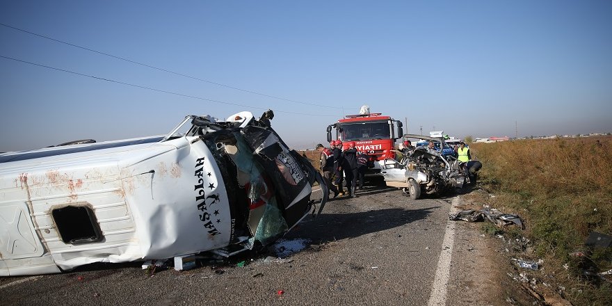 Şanlıurfa'da İşçi Servisiyle Otomobil Çarpıştı: 3 Ölü, 17 Yaralı