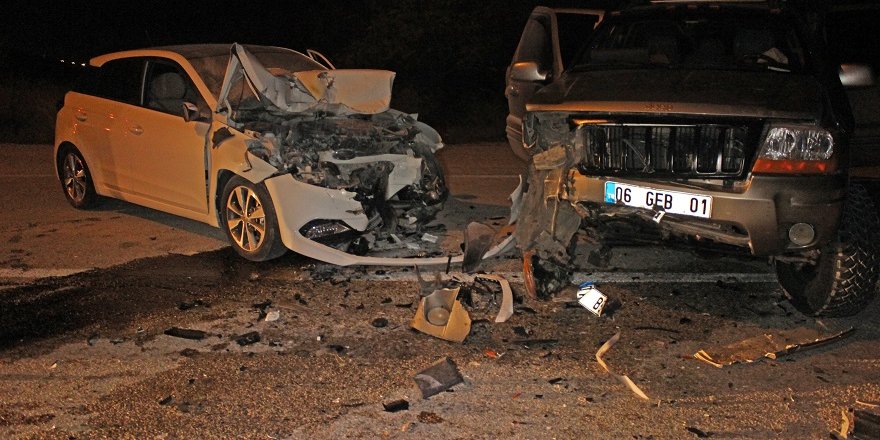 Adana'da Trafik Kazası: 2 Yaralı