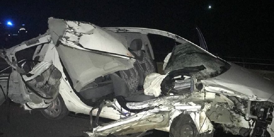 Konya'da otomobil traktör römorkuna çarptı: 1 ölü, 2 yaradı