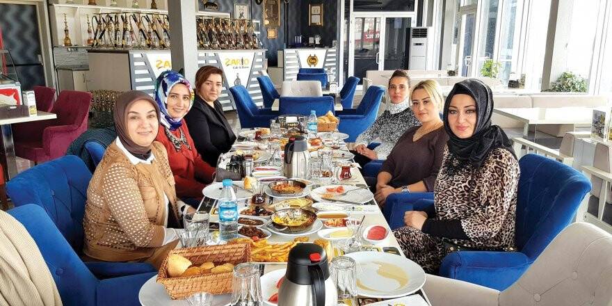 İŞ KADINI HANIMLAR ŞARLO NARGİLE CAFE’DE