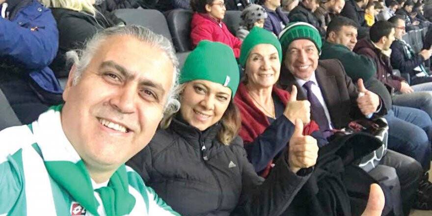 PROF. ARAZİ EŞİ VE DOSTLARI İLE MARSİLYA MAÇINDA