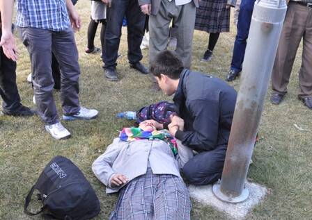 Yaralı öğrenciyi arkadaşları teselli etti