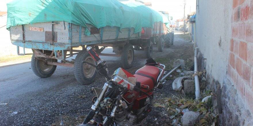 Motosikletle Traktör Çarpıştı: 1 Yaralı