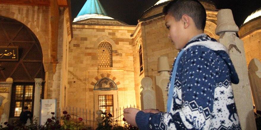 Vatandaşlar Hazreti Mevlana’nın türbesine akın etti