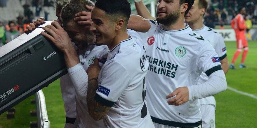 Tur kapısını araladı