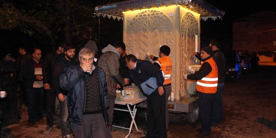 Beyşehir Belediyesi kandil gecesi sıcak süt ikram etti