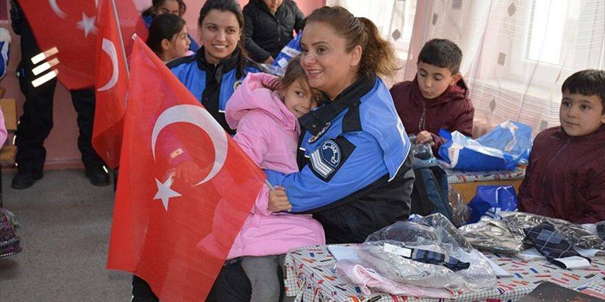 Polisten Öğrencilere 'Isıtan' Yardım