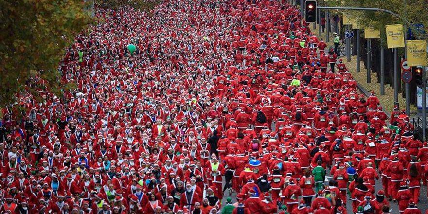 Madrid'de Binlerce Kişi Noel Baba Koşusuna Katıldı