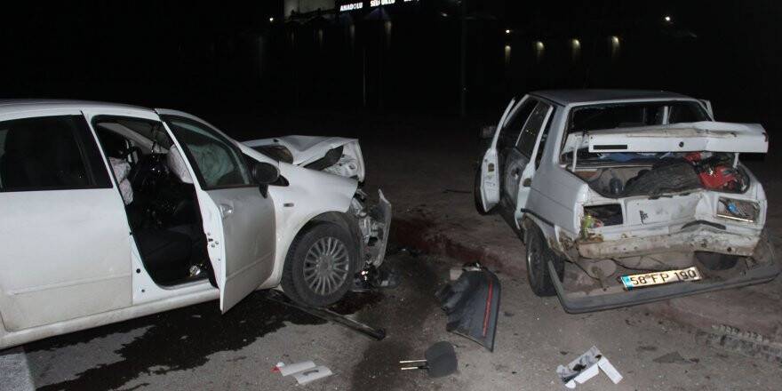 Konya'da İki Otomobil Çarpıştı: 8 Kişi Yaralı