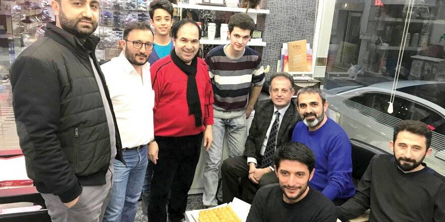 KUAFÖR KEMAL ÇİÇEK’TE BAKLAVA ZİYAFETİ