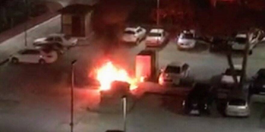 Çöpten çıkan yangın, park halindeki otomobili yaktı
