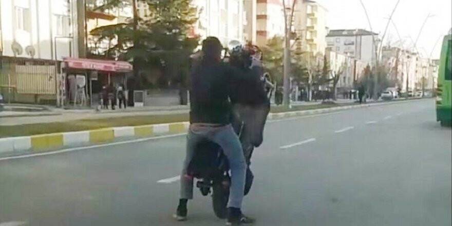 Tek teker üzerinde tehlikeli yolculuk