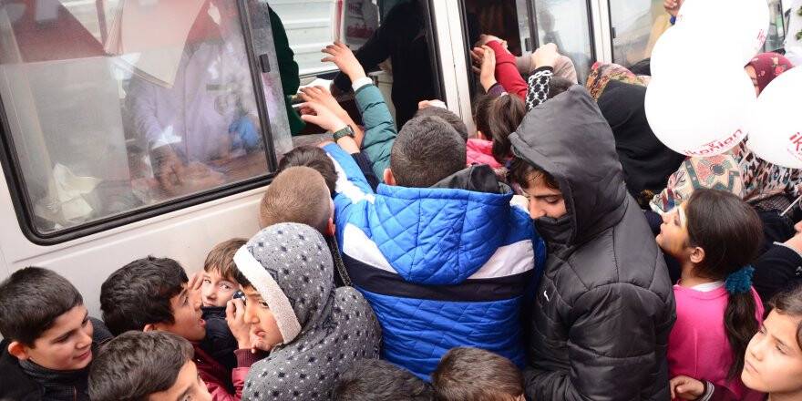 Açılışta ekmek arası köfte izdihamı