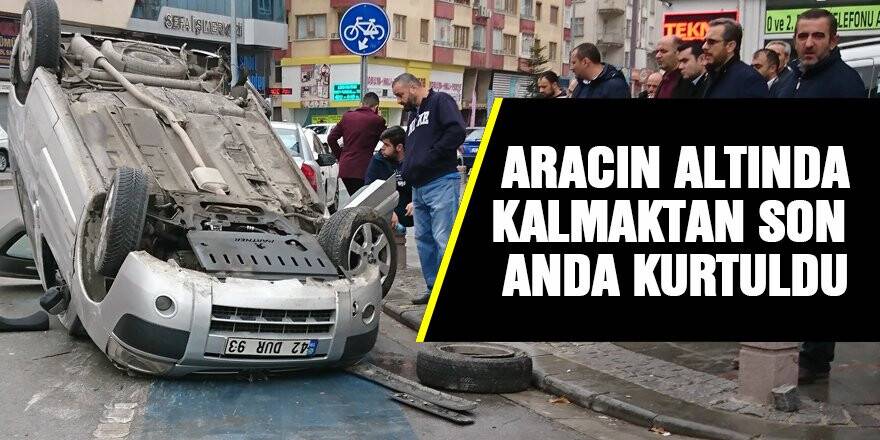 Aracın altında kalmaktan son anda kurtuldular