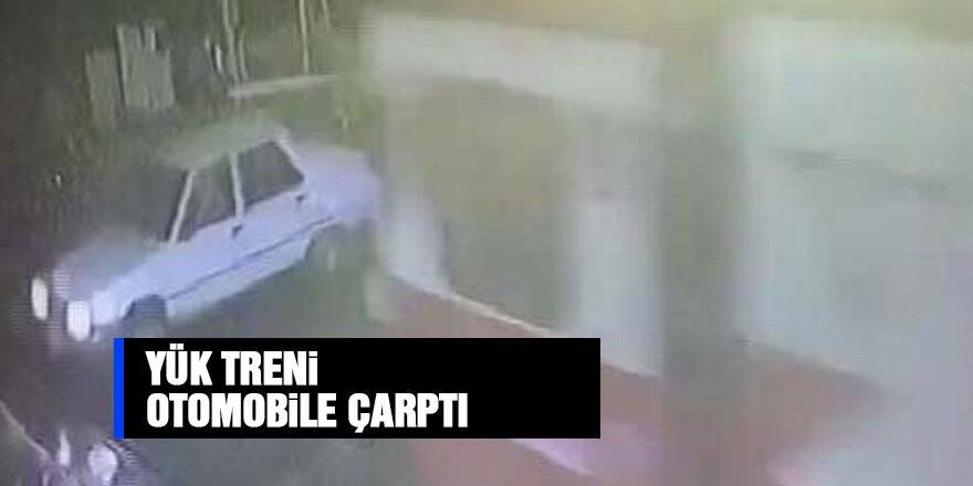 Yük treni, otomobile çarptı: 2 yaralı