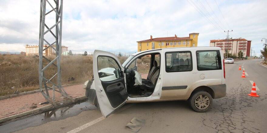 Hafif ticari araç elektrik direğine çarptı: 2 yaralı