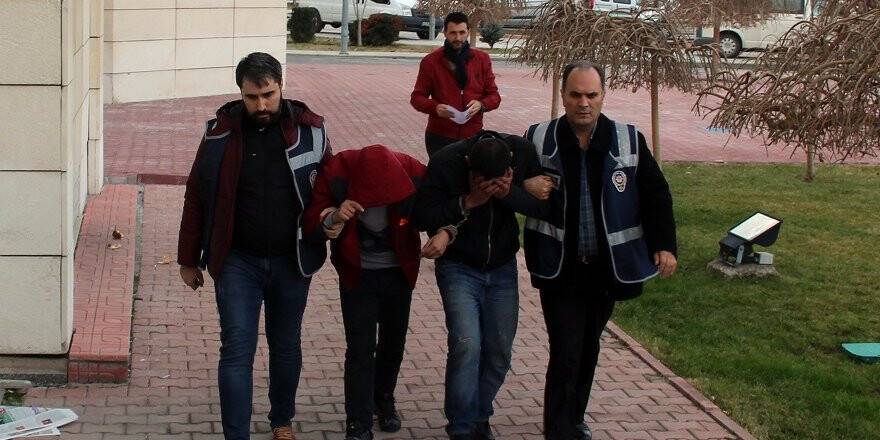 Yolcu Gibi Bekleyen Polisler Zanlıları Suçüstü Yakaladı