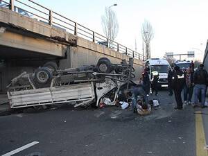 Kamyon Köprüden Uçtu: 1 Ölü, 3 Yaralı