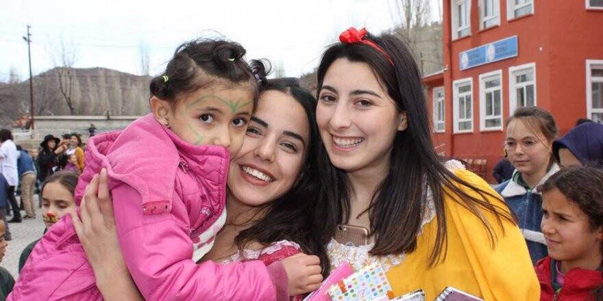 Üniversite Öğrencilerinden Gülümse Çocuk Projesi