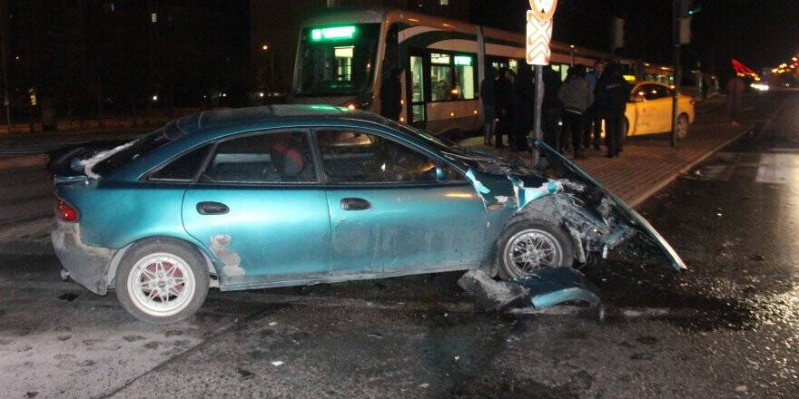 Kontrolden çıkan otomobil tramvaya çarptı 