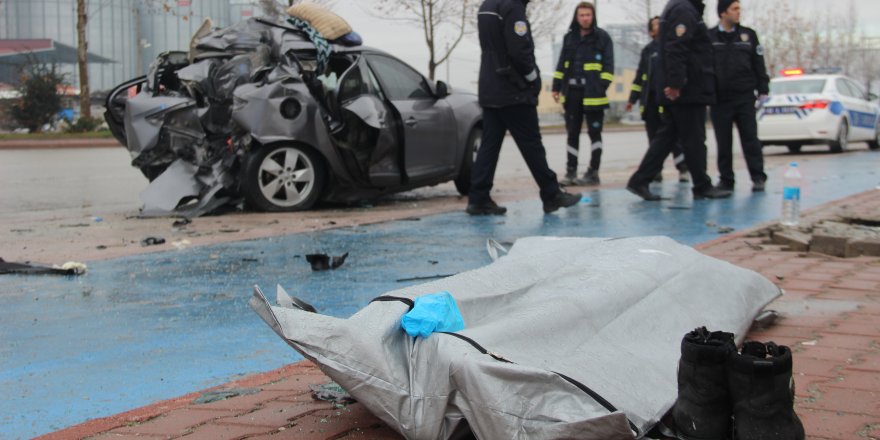 Kontrolden çıkan otomobil beton direğe çaptı: 1 ölü, 1 ağır yaralı 
