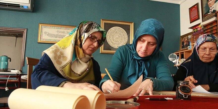 Kendisi Gibi Kadın Hattatlar Yetiştiriyor