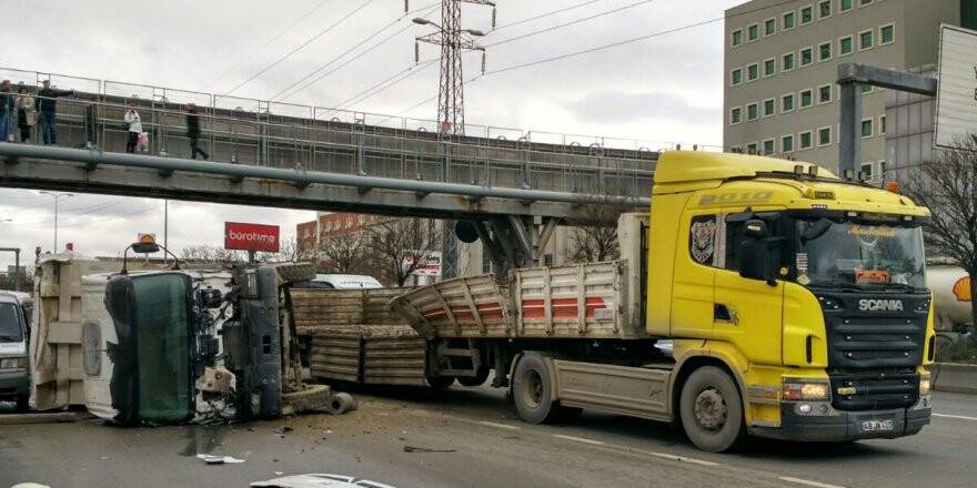 Kamyon yüklü TIR üst geçide çarptı