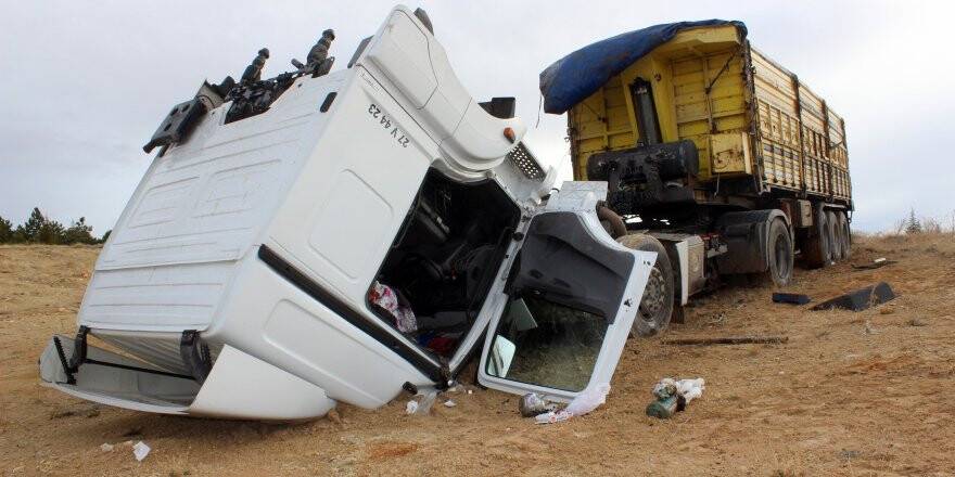 TIR'ın kupası koptu, burnu bile kanamadı