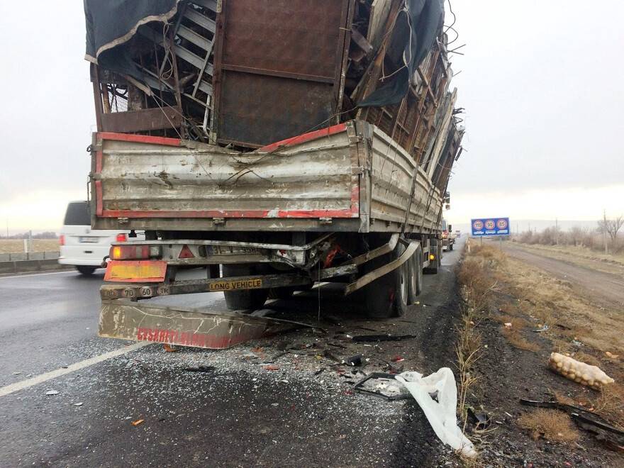 Konya'da minibüs tıra arkadan çarptı: 1 ölü