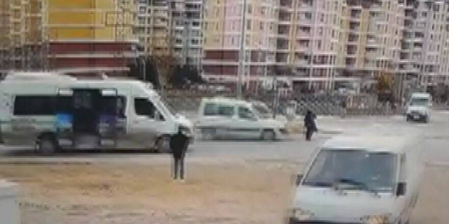 Eşi gözünün önünde hafif ticari aracın altında kaldı