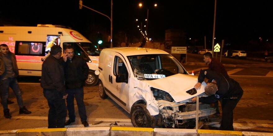 Ambulans ile hafif ticari araç çarpıştı: 3 yaralı