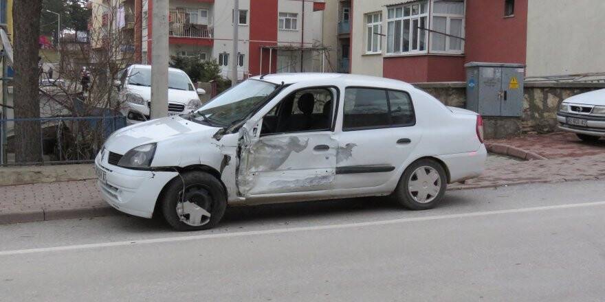 Okul servisi ile otomobilin çarpıştığı kaza kamerada 