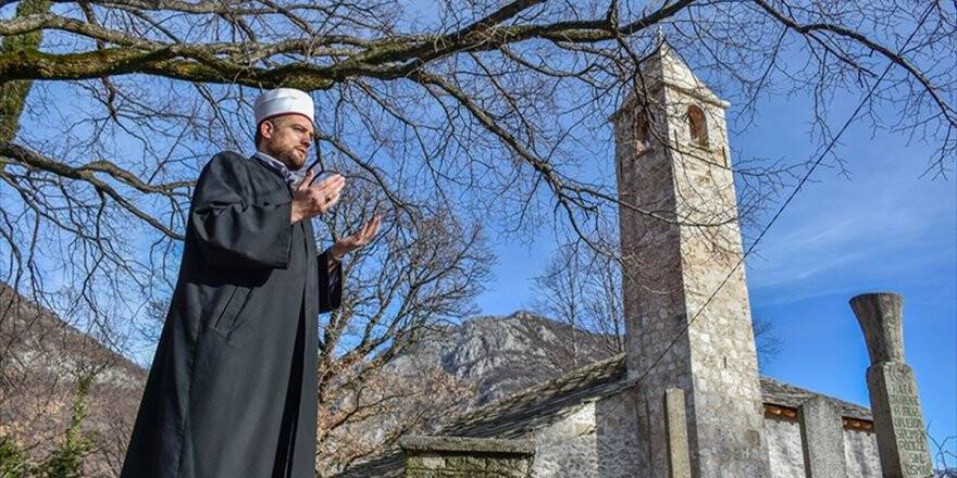 Saat Kulesini Andıran Minaresiyle Zamana Direnen Osmanlı Camisi