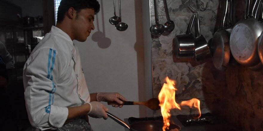 Sokağa çıkamıyordu, şimdi çalışıp ailesine bakıyor