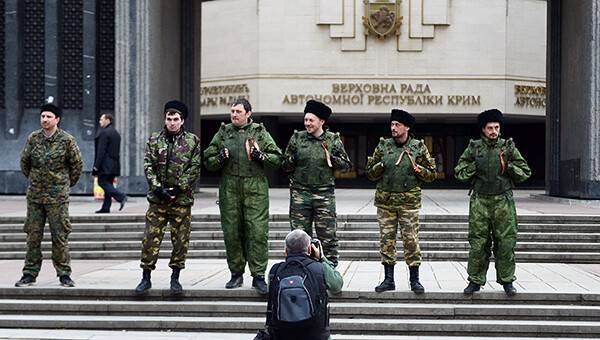 Askerler Kırım Parlamentosu'nu kuşattı