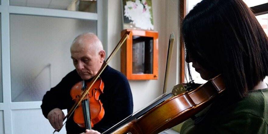 Lisede Yarım Kalan Keman Hayalini 80'inde Gerçekleştiriyor