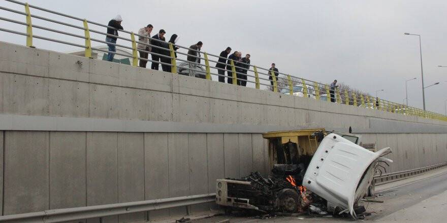 Araçta sıkışan sürücü 1,5 saatte kurtarıldı