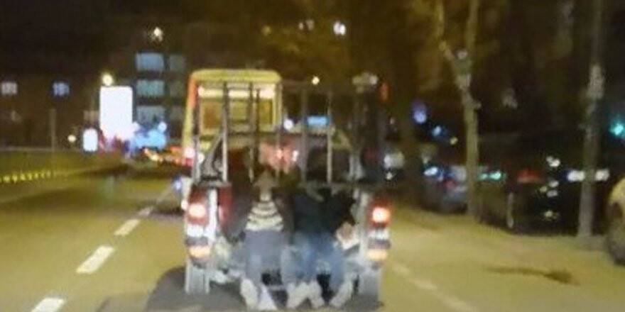 Kamyonet üzerinde tehlikeli yolculuk 