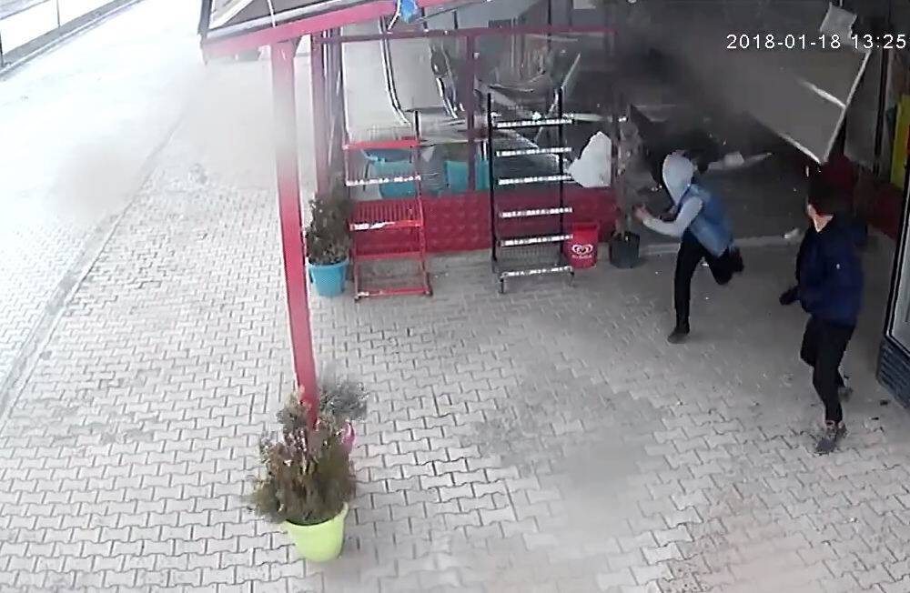 İş yerinin sundurması müşterilerin üzerine çöktü