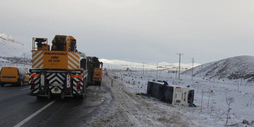 Yolcu Otobüsü Şarampole Devrildi: 38 Yaralı